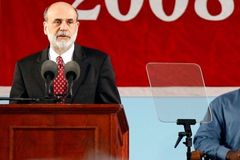 Bernanke krotí inflaci. Snaží se posílit americký dolar