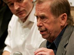 Dramatik Václav Havel a režisér David Radok.