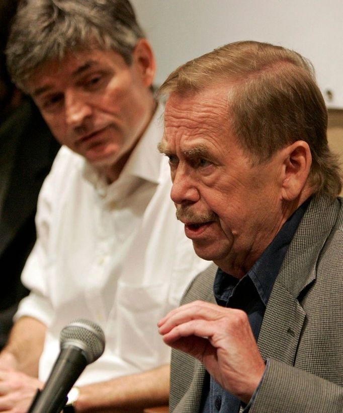 Dramatik Václav Havel a režisér David Radok.