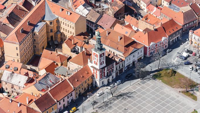 Koronavirové Česko z výšky. Letadla odstavená na Ruzyni, prázdná nádraží i hřiště