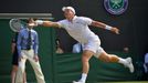 Tomáš Berdych v zápase s Kevinem Andersonem na Wimbledonu 2013