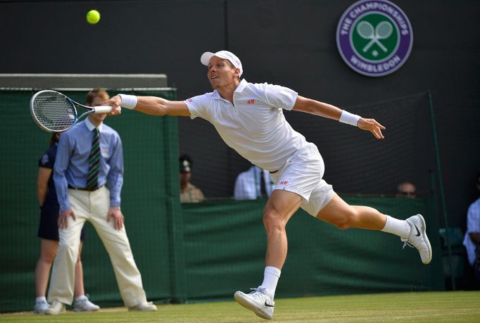 Tomáš Berdych v zápase s Kevinem Andersonem na Wimbledonu 2013