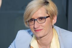 Vláda o rok odsunula povinné používání kontroverzního tržiště pro státní instituce