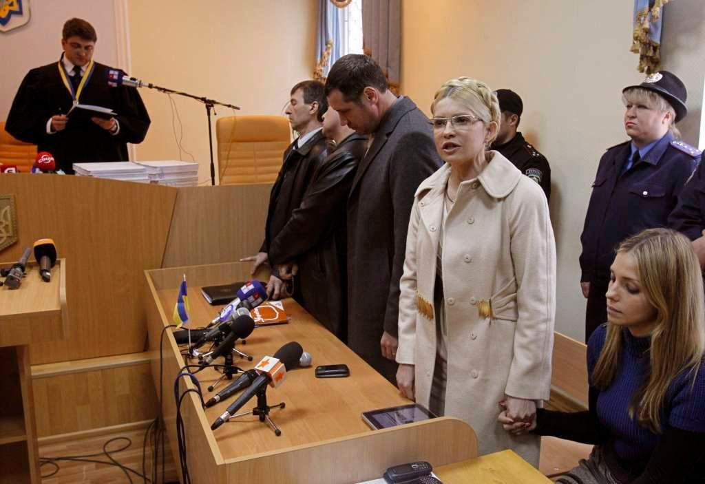 Expremiérka Julia Tymošenková u soudu - 11. října 2011 (za ruku drží dceru)