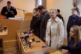 Do soudní síně ji přišli podpořit její manžel a dcera (na snímku drží Tymošenkovou za ruku).