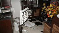 Zloděj odcizil dosud nezjištěné množství stříbrných předmětů. Podle policistů bude škoda vysoká, jen na zařízení způsobil škodu kolem 100 000 korun.