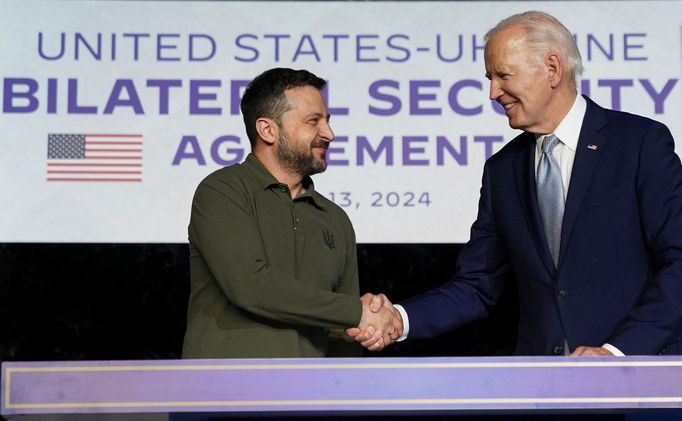 Americký prezident Joe Biden se svým ukrajinským protějškem Volodymyrem Zelenským na summitu G7 v Itálii