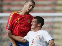 Španěl Jose Crespo (vlevo) v hlavičkovém souboji s Martinem Kúdelou na mistrovství světa fotbalistů do dvaceti let.