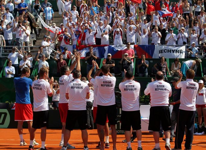 Čeští tenisté slaví postup do finále Davis Cupu 2012 po utkání Tomáše Berdycha s Atgentincem Carlosem Berlocqem.