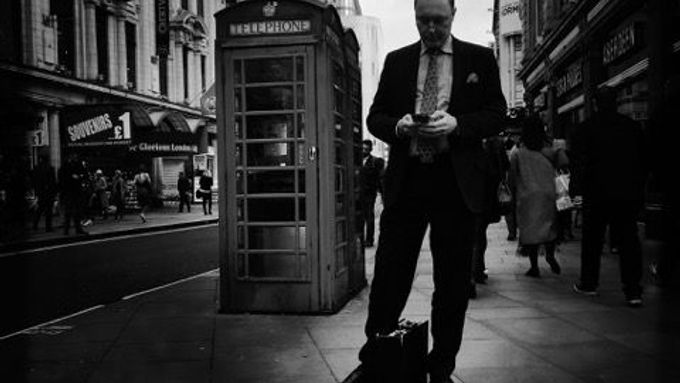 Foto: Na skok za symboly Londýna. Podívejte se na slavné telefonní budky nebo autobusy v černobílé