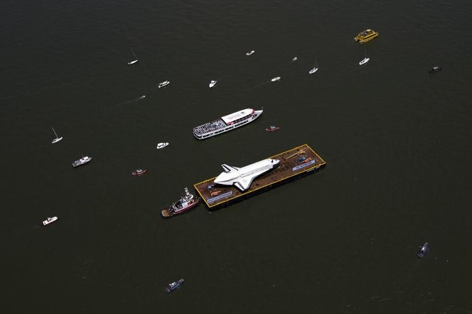 The Space Shuttle Enterprise floats up the Hudson River June 6, 2012, as it rides past the New York skyline on a barge to be placed at the Intrepid Sea, Air and Space Museum. REUTERS/Lucas Jackson (UNITED STATES - Tags: SCIENCE TECHNOLOGY TRANSPORT) Published: Čer. 6, 2012, 4:57 odp.