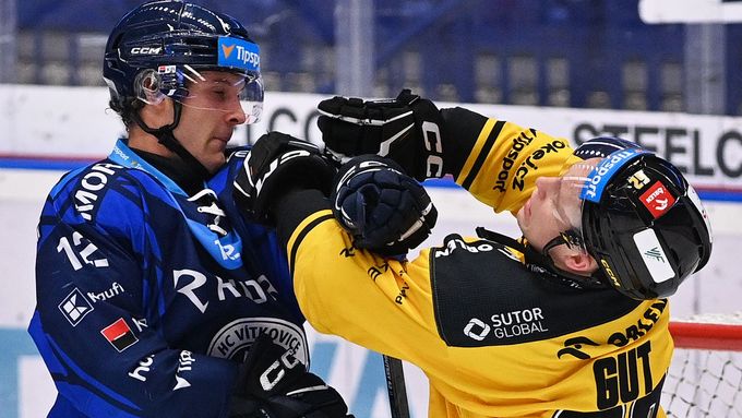 Zleva Samuel Kňažko z Vítkovic a Michal Gut z Litvínova