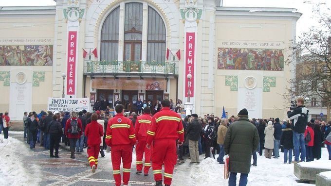 Na demonstraci zavítala i osádka záchranného vozu. To, co zpočátku vypadalo jako dohled nad zdravím občanům, se záhy ukázalo být podporou protestu.