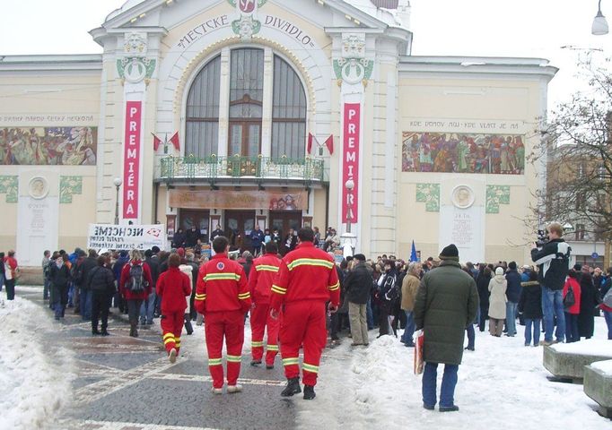 Na demonstraci zavítala i osádka záchranného vozu. To, co zpočátku vypadalo jako dohled nad zdravím občanům, se záhy ukázalo být podporou protestu.