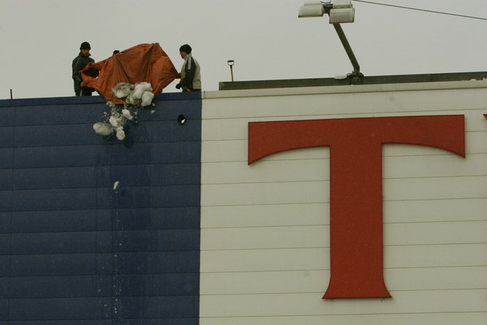 Odklízení sněhu te střechy TESCO v Ostravě