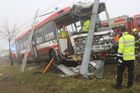 V Brně narazil trolejbus do sloupu, silnice ze Slatiny je uzavřená. Čtyři lidé se při nehodě zranili