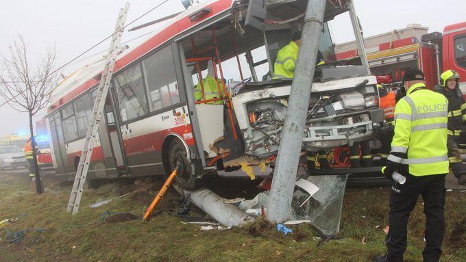 V Brně narazil trolejbus do sloupu. Čtyři lidé se při nehodě zranili