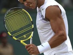 Rafael Nadal prožívá finále ve Wimbledonu proti Rogeru Federerovi.