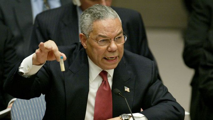 Colin Powell v roce 2003 při svém projevu v OSN.