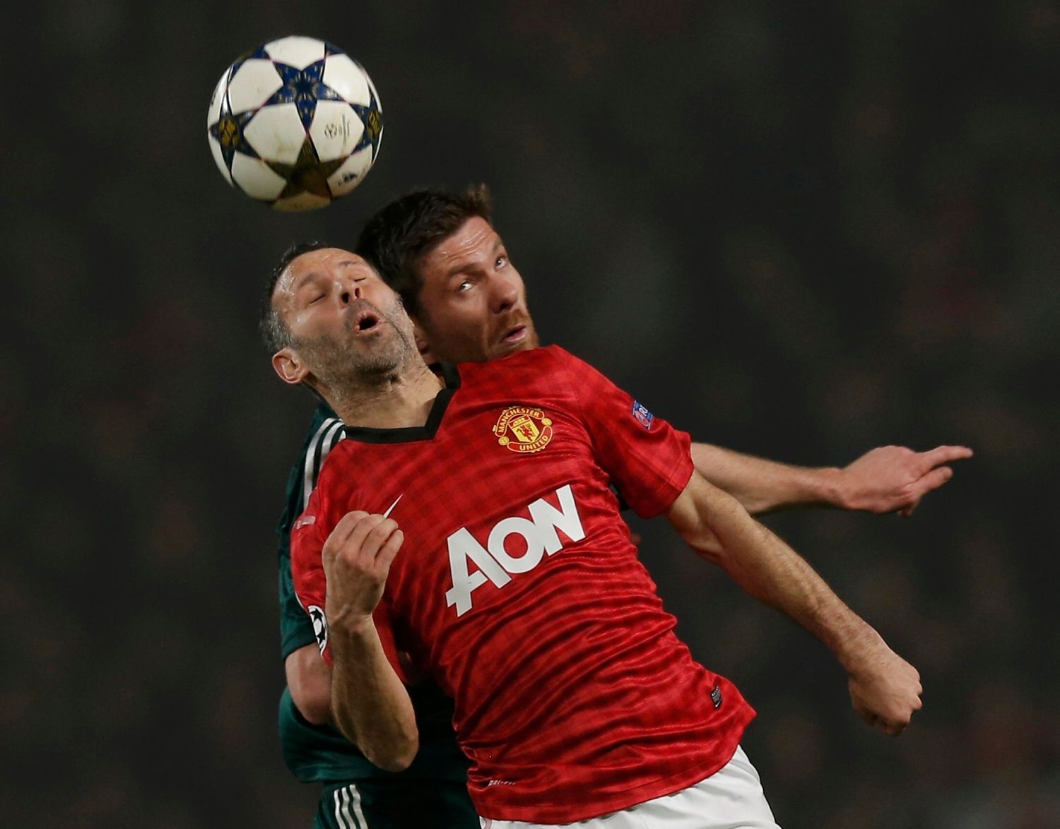 Fotbal, Liga mistrů: Manchester United - Real Madrid: Ryan Giggs - Xabi Alonso