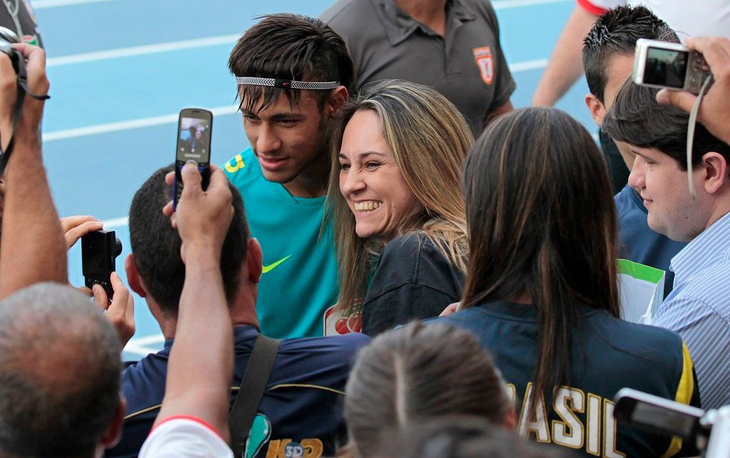 Neymar s fanoušky na tréninku brazilské fotbalové reprezentace před OH Londýn 2012