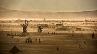 Snímky z výstavy World on Fire, dokumentující kultovní festival Burning Man.