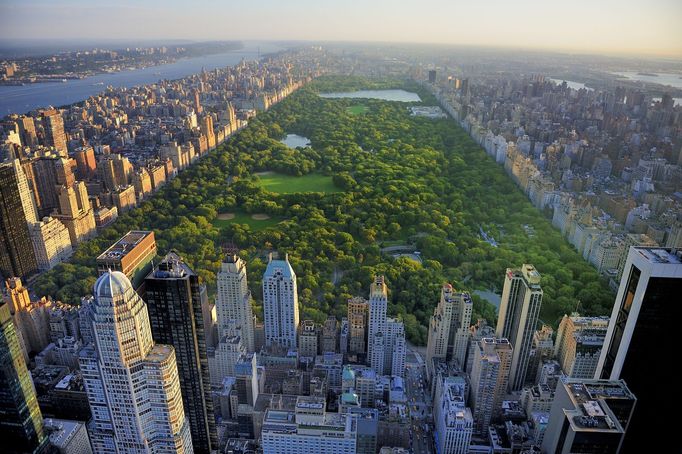 Aeriální pohled na Central Park a mrakodrapy v Manhattanu v New Yorku.