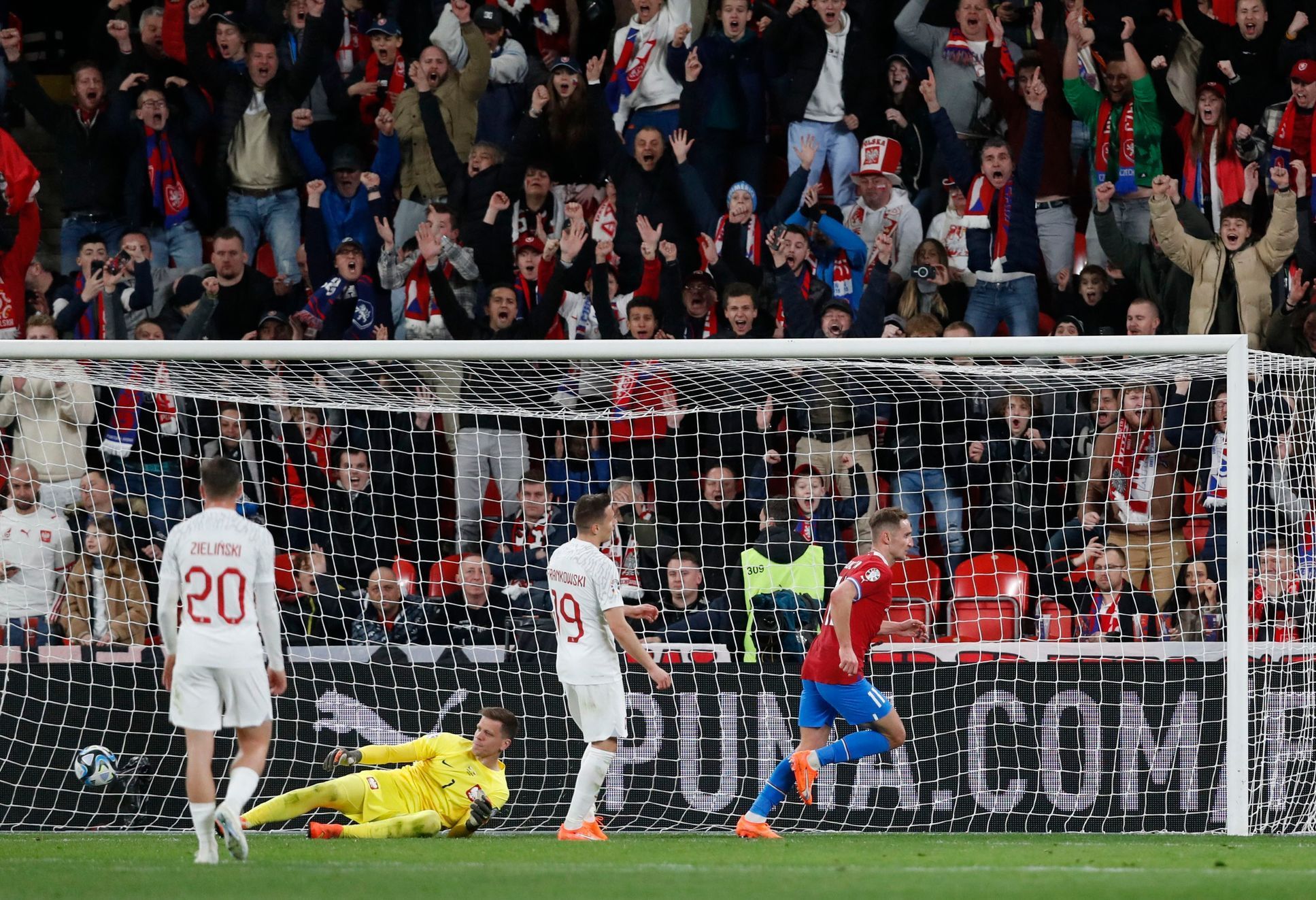Jan Kuchta slaví gól v kvalifikaci ME 2024 Česko - Polsko