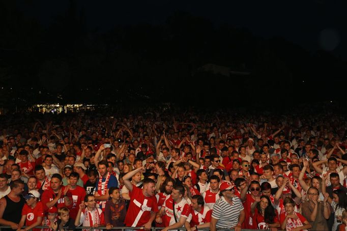 Fotbalisté Slavie slaví ligový titul 2016-17 ve Žlutých lázních