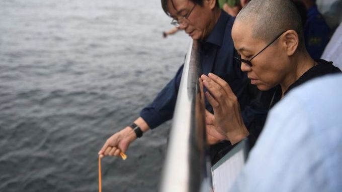 Liou Sia se loučí s popelem svého zemřelého manžela, disidenta a nositele Nobelovy ceny míru Liou Siao-pooa.