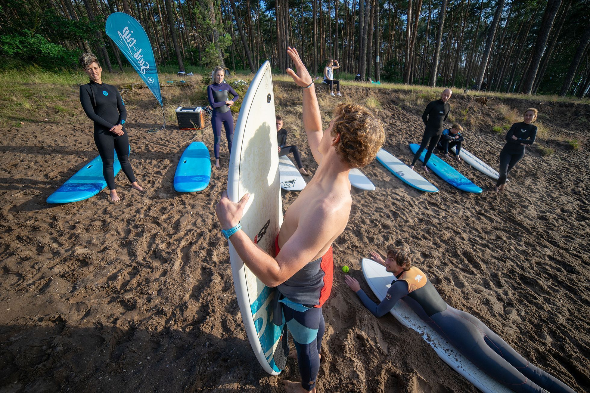 Surfaři místo na Bali trénují na českém rybníce