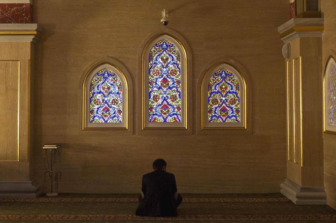 A Muslim man prays in the Heart of Chechnya Mosque in the Chechen capital Grozny April 26, 2013. The naming of two Chechens, Dzhokhar and Tamerlan Tsarnaev, as suspects in the Boston Marathon bombings has put Chechnya - the former site of a bloody separatist insurgency - back on the world's front pages. Chechnya appears almost miraculously reborn. The streets have been rebuilt. Walls riddled with bullet holes are long gone. New high rise buildings soar into the sky. Spotless playgrounds are packed with children. A giant marble mosque glimmers in the night. Yet, scratch the surface and the miracle is less impressive than it seems. Behind closed doors, people speak of a warped and oppressive place, run by a Kremlin-imposed leader through fear. Picture taken April 26, 2013. REUTERS/Maxim Shemetov (RUSSIA - Tags: SOCIETY POLITICS RELIGION TPX IMAGES OF THE DAY) ATTENTION EDITORS: PICTURE 07 OF 40 FOR PACKAGE 'INSIDE MODERN CHECHNYA'. SEARCH 'REBUILDING CHECHNYA' FOR ALL IMAGES Published: Kvě. 1, 2013, 7:31 dop.