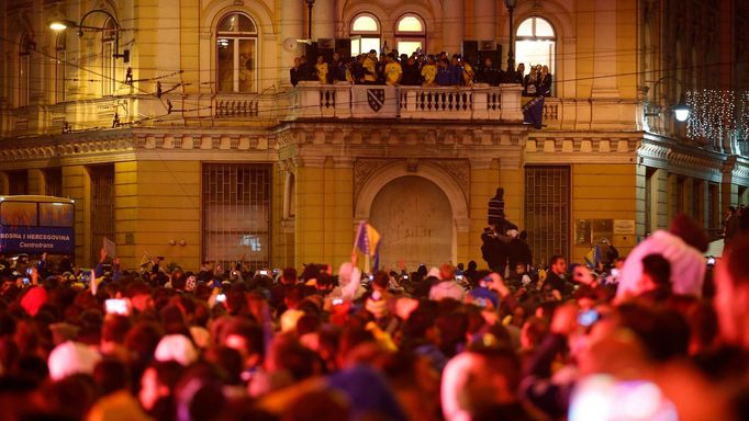 Fanoušci vítají hráče Bosny a Hercegoviny po postupu na mistrovství světa v Brazílii