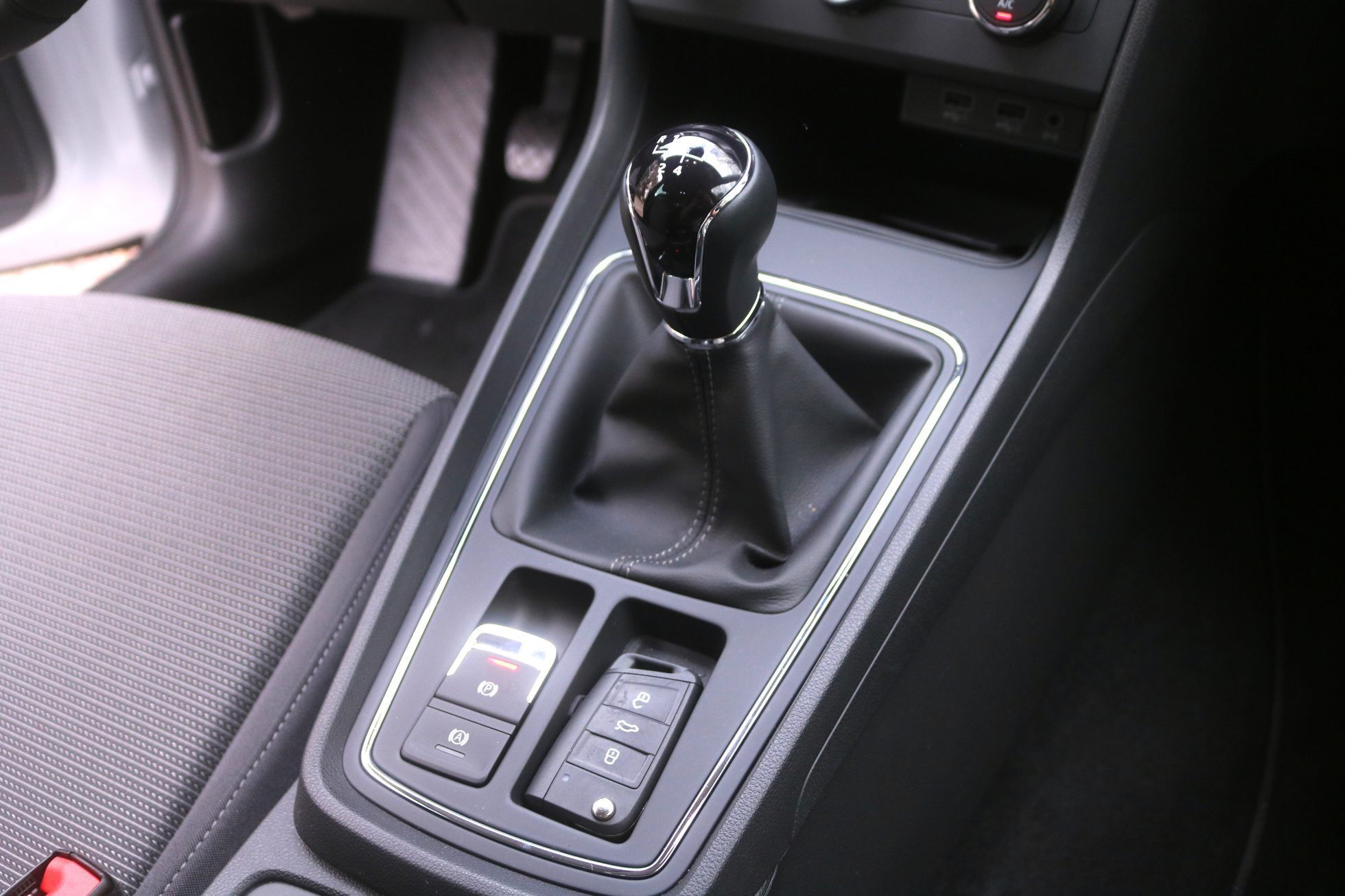 Seat Leon facelift 2016 parkovací brzda