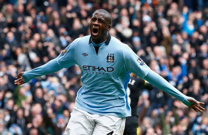 Yaya Touré z Manchesteru City se raduje ze vstřeleného gólu do sítě Chelsea