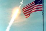 Start Apolla 11 z Kennedyho vesmírného střediska. 16. červenec 1969. Na palubě je posádka v sestavě Neil A. Armstrong, Michael Collins a Edwin E. "Buzz" Aldrin, Jr.