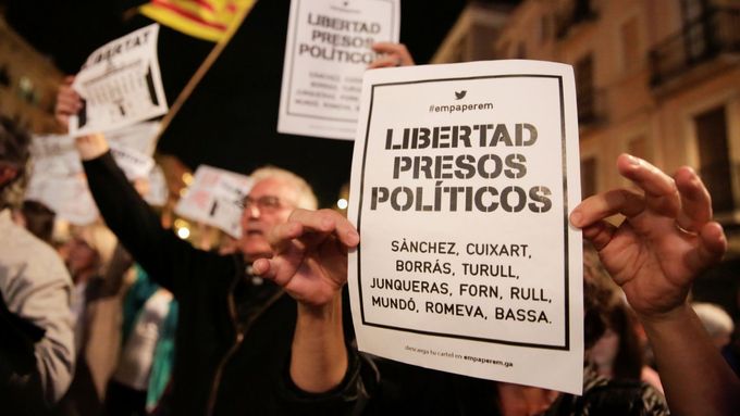 Stoupenci katalánské nezávislosti v Tarragoně demonstrují na podporu vězněných bývalých členů regionální vlády.
