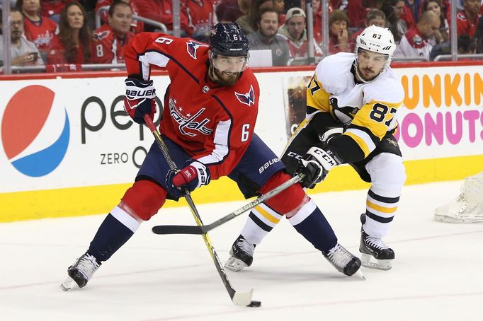 hokej, NHL 2017/2018, Washington - Pittsburgh, Michal Kempný a Sidney Crosby