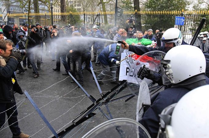 Belgian riot police try to block Arcelor Mittal workers from the Liege site from entering the zone where a political meeting is taking place, in Brussels January 25, 2013. ArcelorMittal, the world's largest steel producer, plans to shut a coke plant and six finishing lines at its site in Liege Belgium, affecting 1,300 employees, the group said on Thursday. REUTERS/Yves Herman (BELGIUM - Tags: BUSINESS CIVIL UNREST EMPLOYMENT) Published: Led. 25, 2013, 12:54 odp.