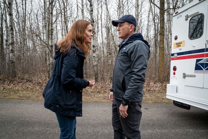 Sarah Paulsonová jako Diane a Pat Healy v roli pošťáka.