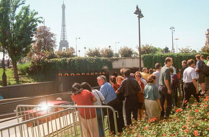 Lidé u vjezdu do tunelu Pont de l'Alma v Paříži, kde 31. 8. roku 1997 utrpěla Lady Diana smrtelné zranění při dopravní nehodě.