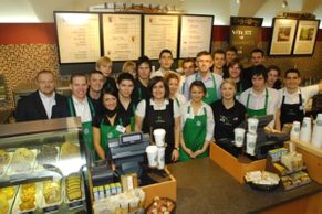 Starbucks míří do dalšího města, v Česku už je 10 let. Podívejte se, jak šel čas s kavárenským obrem