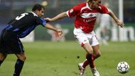 Fotbalista Interu Milan Dejan Stankovič (vlevo) se přetlačuje s Radoslavem Kováčem ze Spartaku Moskva v utkání Ligy mistrů skupiny B.
