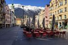 Vylidněné centrum tyrolského Innsbrucku. Obchody se však v pondělí znovu otevřou.