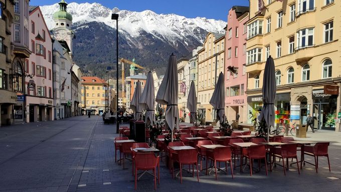 Vylidněné centrum tyrolského Innsbrucku. Obchody se však v pondělí znovu otevřou.