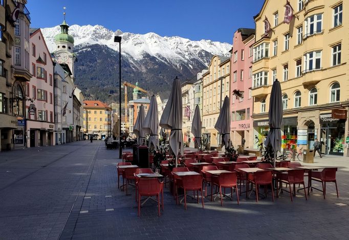 Vylidněné centrum tyrolského Innsbrucku. Obchody se však v pondělí znovu otevřou.