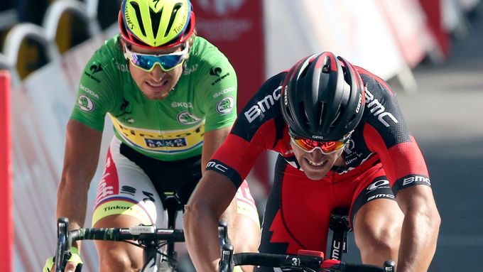 Peter Sagan jen smutně přihlíží, jak do cíle 13. etapy Tour de France vjíždí jako první Greg van Avermaet.