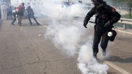 Slzný plyn v akci.