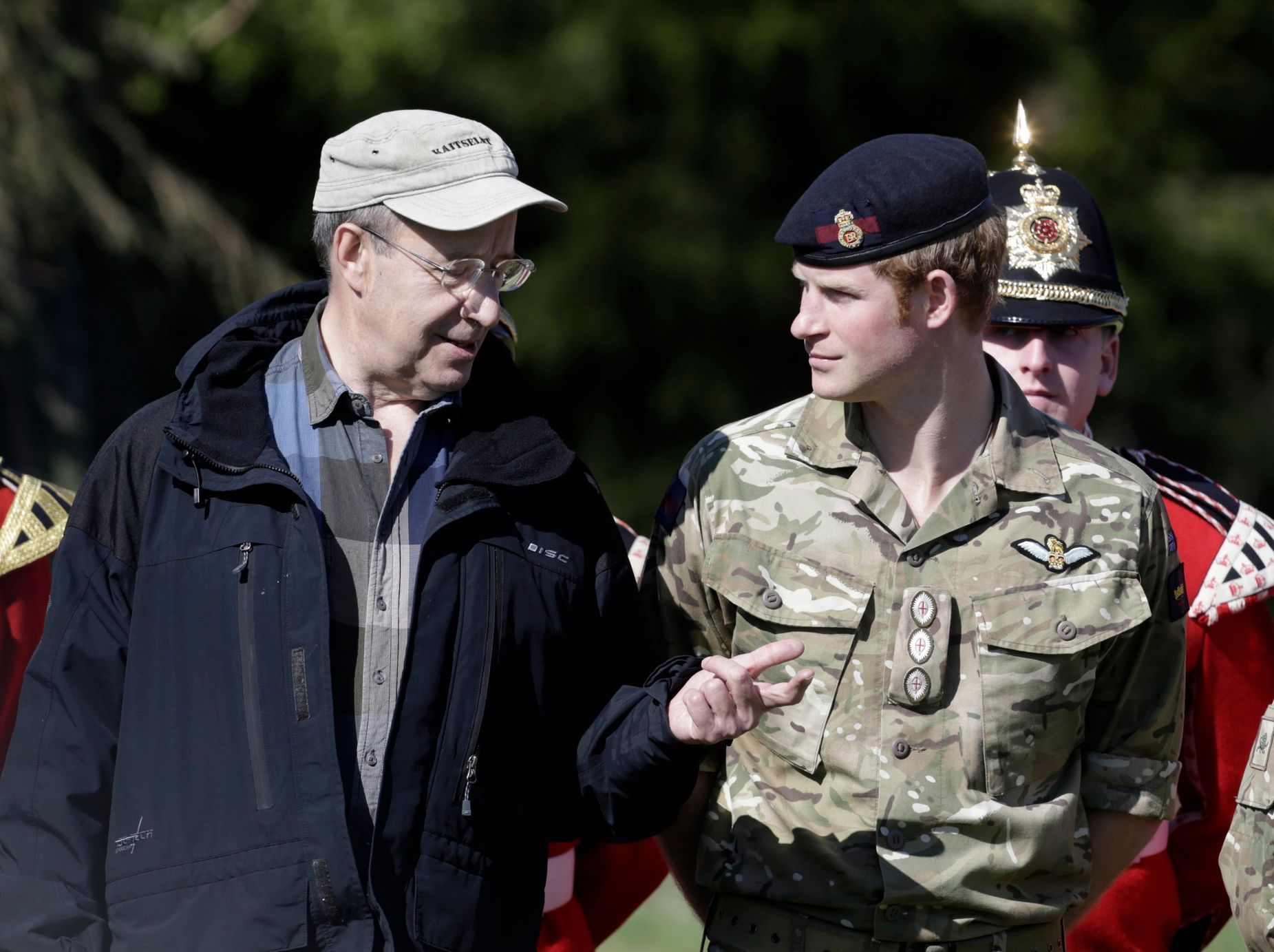 Britský princ Harry naslouchá estonskému prezidentovi Hendriku Ilvesovi během vojenského cvičení v Polgaste.