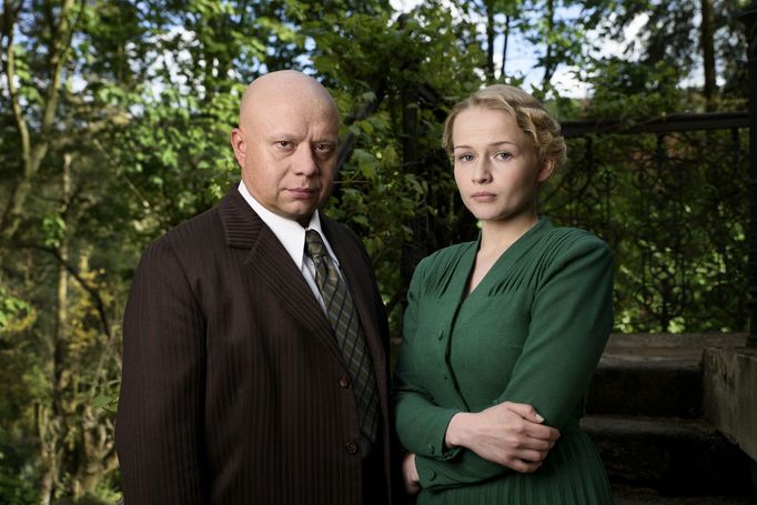 Emanuela Moravce hraje Marián Labuda mladší, Dana Droppová ztvárnila jeho třetí manželku Jolanu Emmerovou.